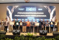 MOU-Kepala Kantor Wilayah (Kanwil) BPN Kepri, Nurus Sholichin, foto bersama seluruh Kepala Kantor Pertanahan se-Provinsi Kepulauan Riau dan para Pimpinan Cabang BRI, usai penandatanganan Perjanjian Kerja Sama (PKS). (Foto Humas).
